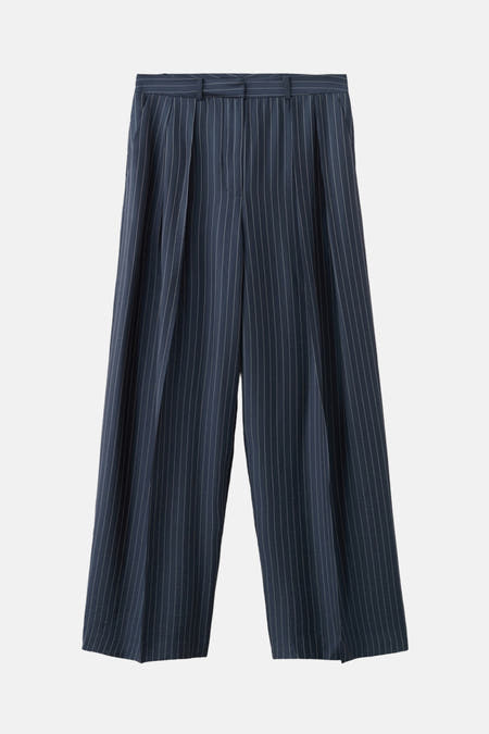 Pantalon bleu MANGO à rayures craie et jambes larges.