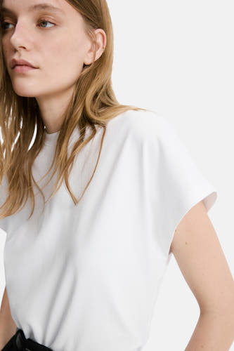 Wit hemd met lange mouwen van MANGO, cropped weergave, effen textuur.