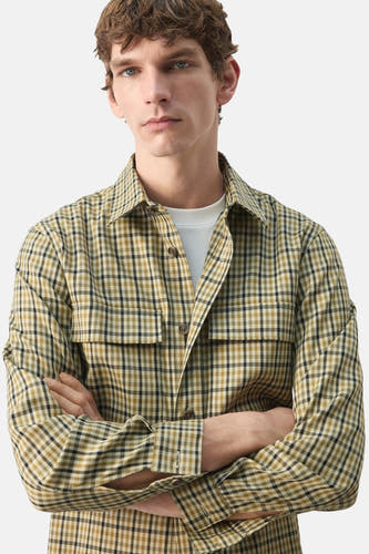 Korte multicolor jas van MANGO, met een geruit patroon en lange mouwen, gekruiste armen.