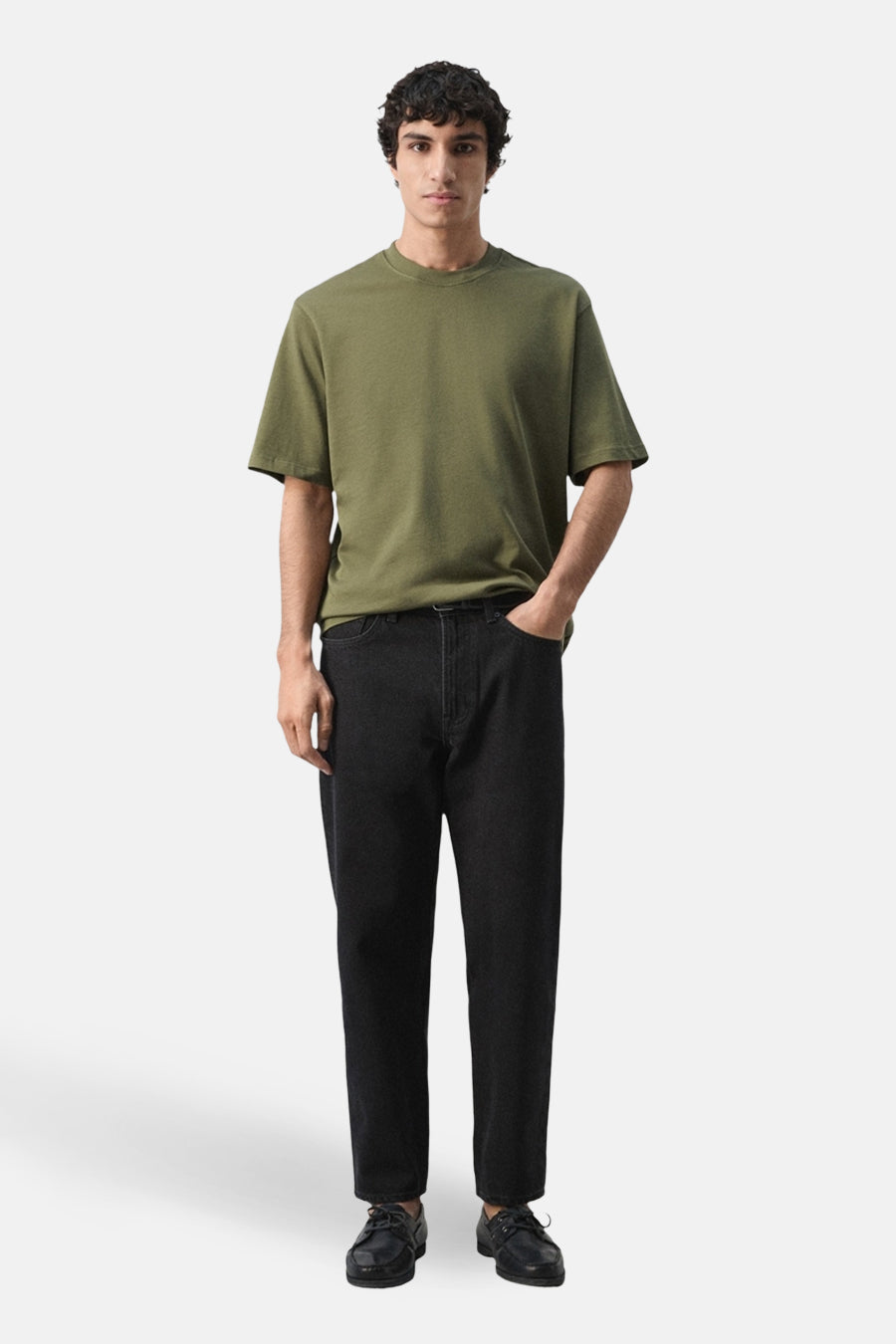 T-shirt à manches courtes kaki de MANGO, porté avec un jean noir et des chaussures foncées.