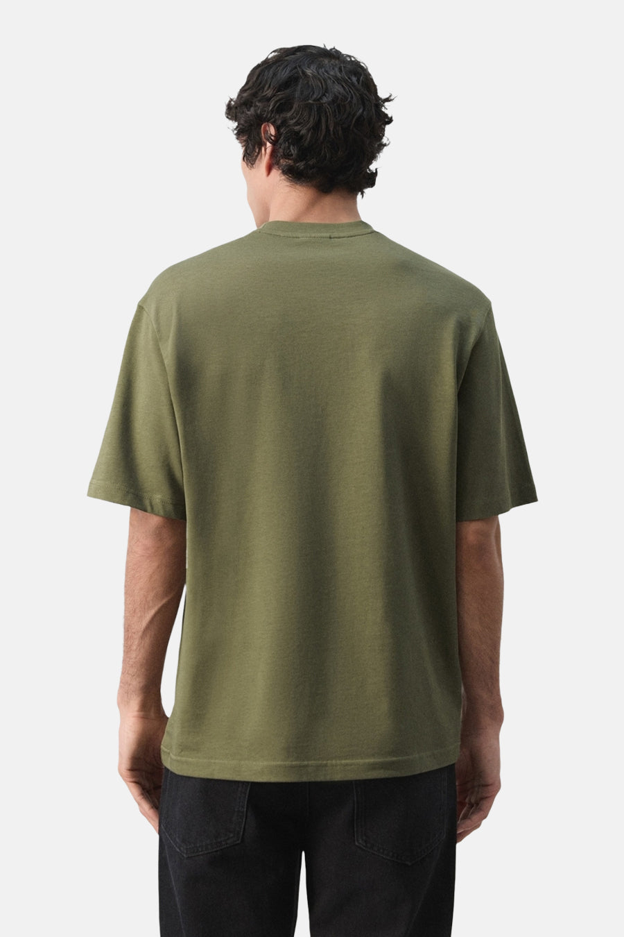 Kaki T-shirt met korte mouwen van MANGO, gezien van achteren, gedragen met zwarte jeans.
