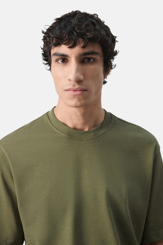 Kaki T-shirt met korte mouwen van MANGO, effen kleur en ronde hals.