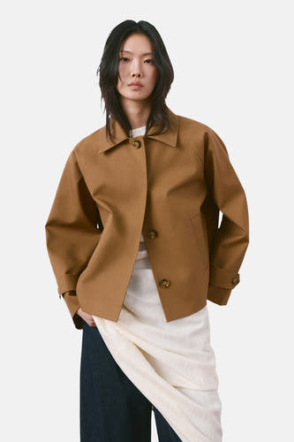 Veste courte marron de MANGO, à manches longues et détails de boutons en bas, vue de dos sur un mannequin.