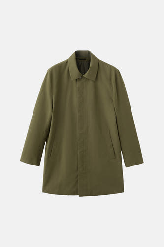 Manteau marron de MANGO, avec un col classique et des poches latérales sur le devant.