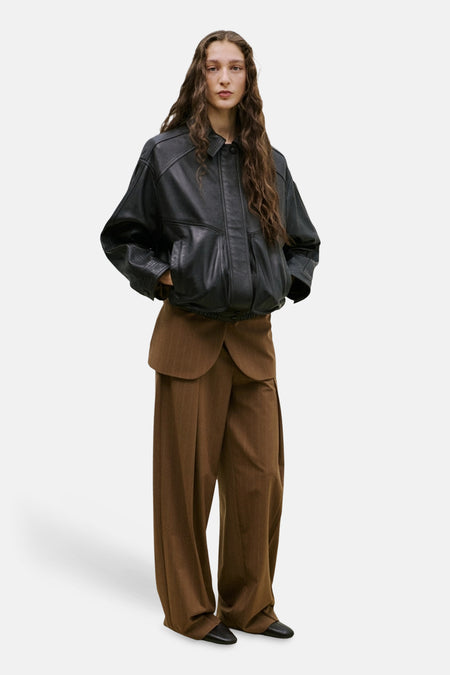 Pantalon de costume marron de MANGO, à jambes larges et à motif rayé, assorti à un blazer assorti.