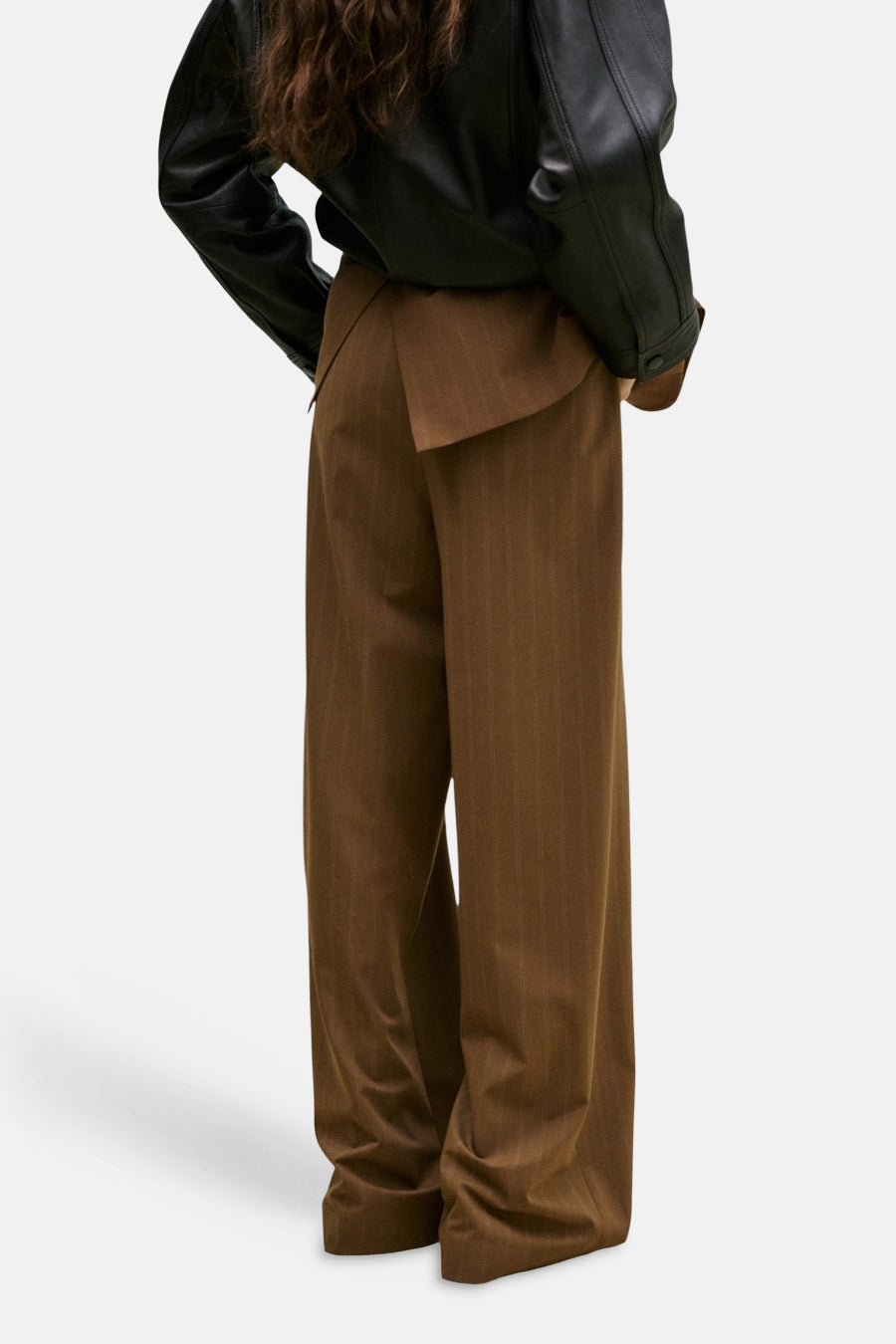 Pantalon de costume marron de MANGO, avec un motif craie subtil et des jambes larges, vu de dos.