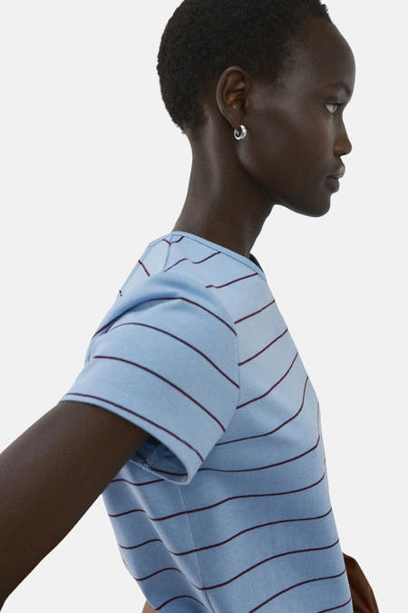 Blauw T-shirt van MANGO met bordeauxrode horizontale strepen, zijaanzicht.
