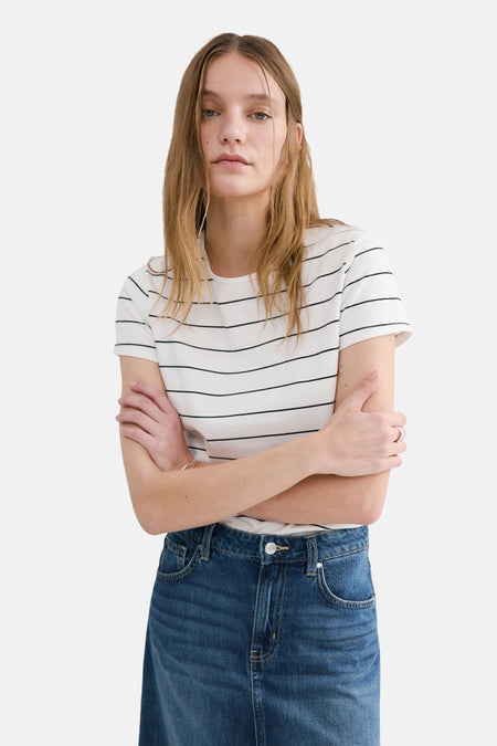 T-shirt blanc à rayures de MANGO, à manches courtes, combiné avec une jupe en jean bleu foncé.
