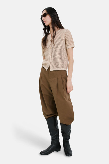 Bruin gilet van MANGO, gecombineerd met een bruine broek en zwarte laarzen.