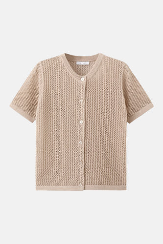 Gilet marron de MANGO, à manches courtes et à la texture ajourée, fermé par des boutons.
