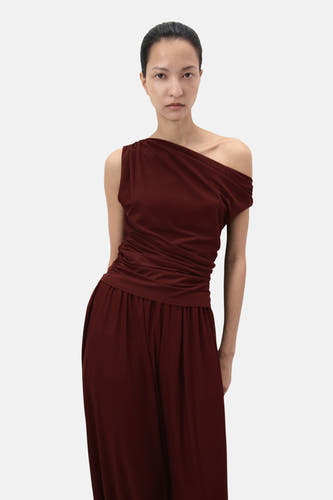 Bruine mouwloze top van MANGO, met gedrapeerde halslijn en geplooide details in de taille.