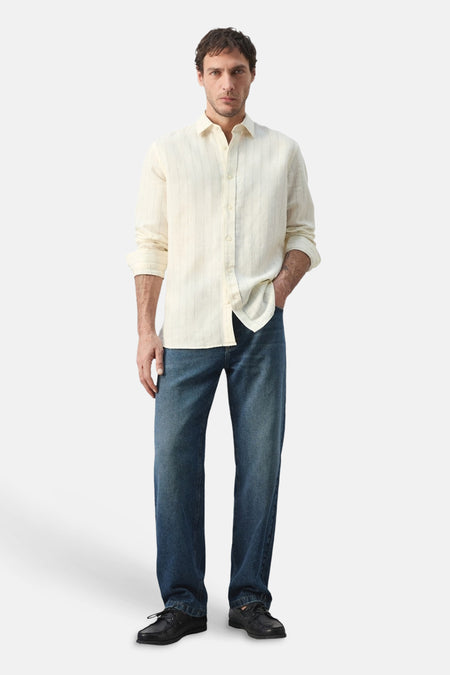 Chemise écru à manches longues de MANGO, ornée d'un motif subtilement rayé.