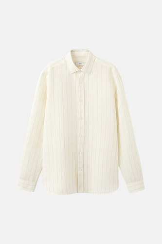 Chemise de couleur écru de MANGO, à manches longues et à fines rayures verticales.