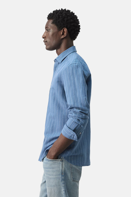 Chemise bleue à manches longues de MANGO, avec un motif subtilement rayé, vue de côté.