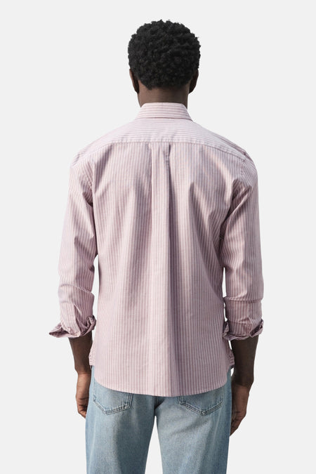 Roze overhemd met lange mouwen van MANGO, gestreept en met opgerolde mouwen, gezien van achteren.