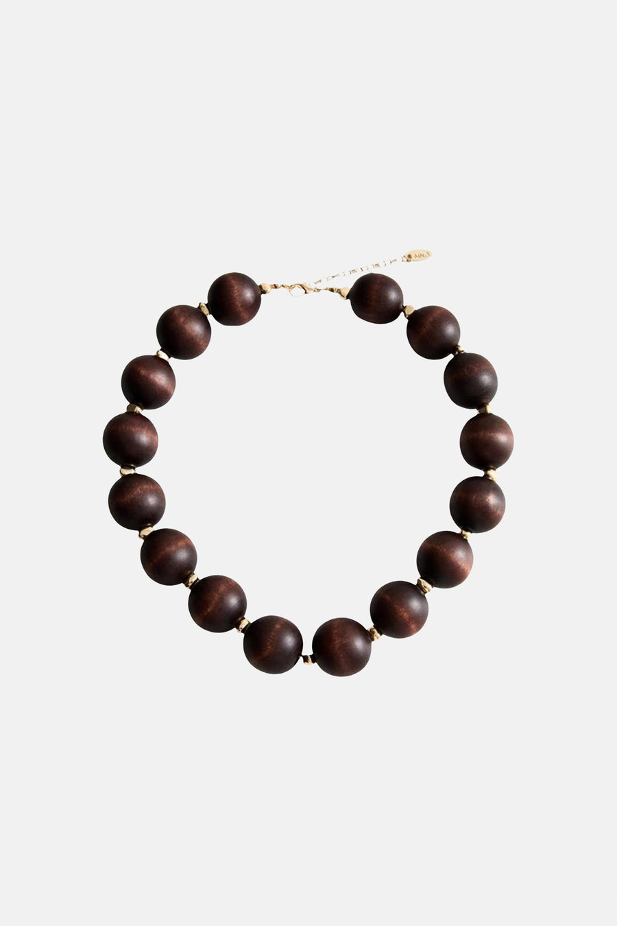 Collier court marron de MANGO, avec de grandes perles en bois alternées avec des accents dorés.