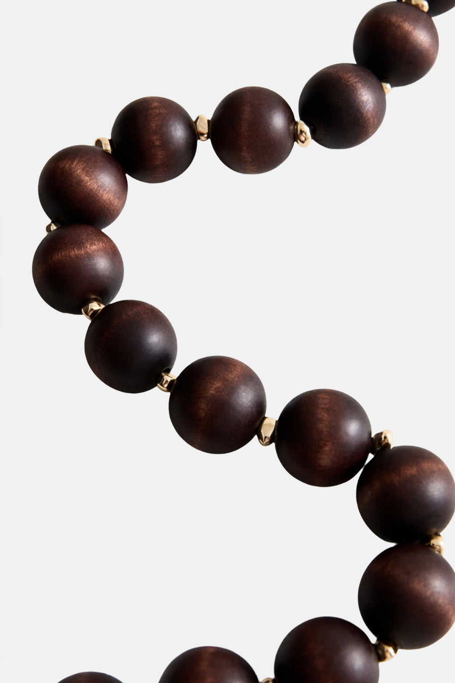 Collier court marron de MANGO avec perles en bois et accents dorés.