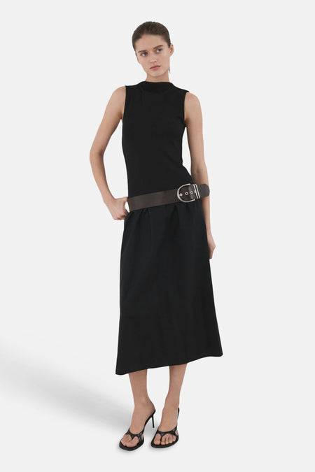 Robe noire sans manches de MANGO, avec un haut ajusté et une jupe évasée, vue de dos.