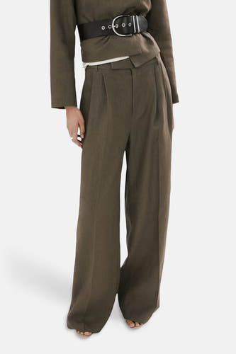 Pantalon kaki de MANGO à jambes larges et poches arrière, porté par un mannequin avec un blazer court.