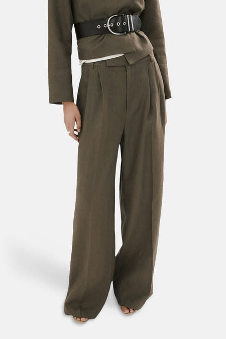 Pantalon kaki de MANGO à jambes larges et poches arrière, porté par un mannequin avec un blazer court.