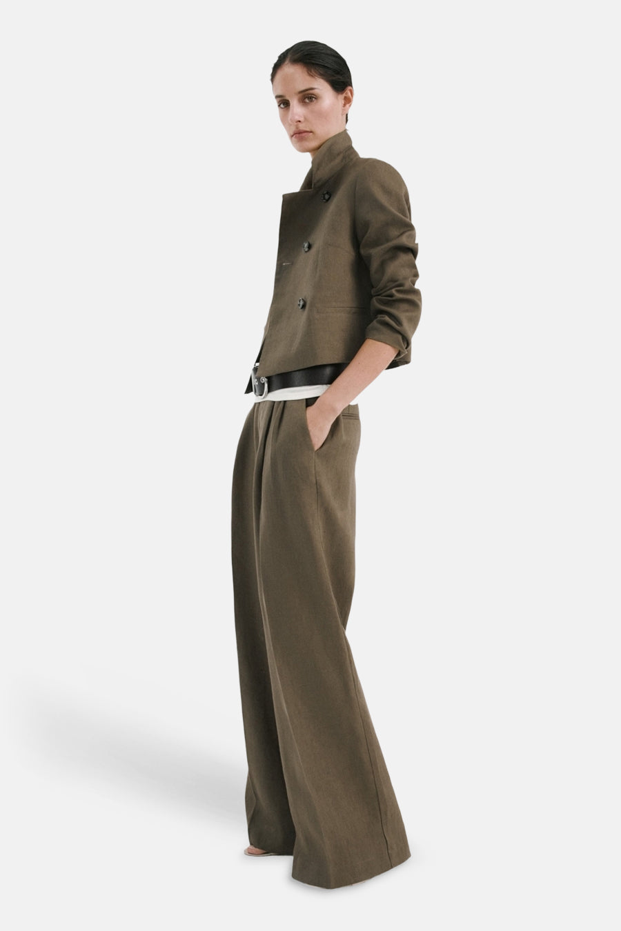Pantalon kaki à jambes larges de MANGO, plissé et stylé avec une veste courte et une ceinture.