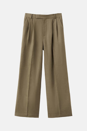 Pantalon kaki de MANGO avec texture lin, jambes larges, plis et poches italiennes.