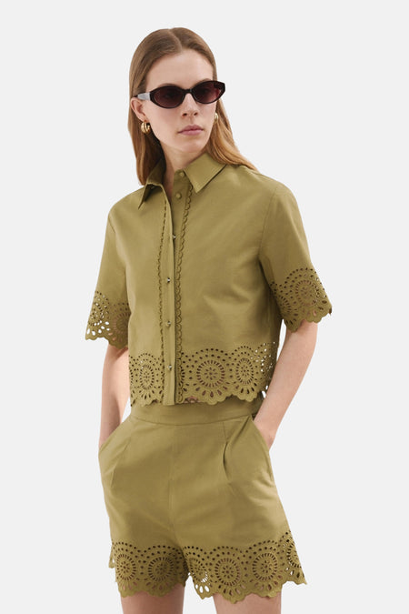 Khakikleurige short van MANGO met ronde broderiepatronen langs de zoom, gestyled met een bijpassende crop top.
