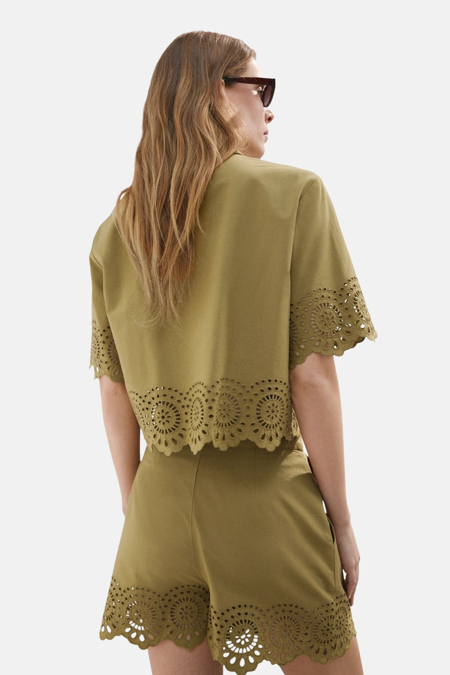 Kaki short van MANGO met laser-cut ajourdetails en geschulpte rand.