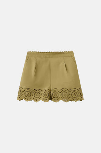 Short kaki MANGO avec devant plissé, taille festonnée et ourlet découpé au laser avec motifs circulaires.