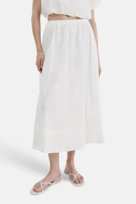 Jupe longue écru de MANGO avec motifs subtils, taille élastique et coupe ample, dos.