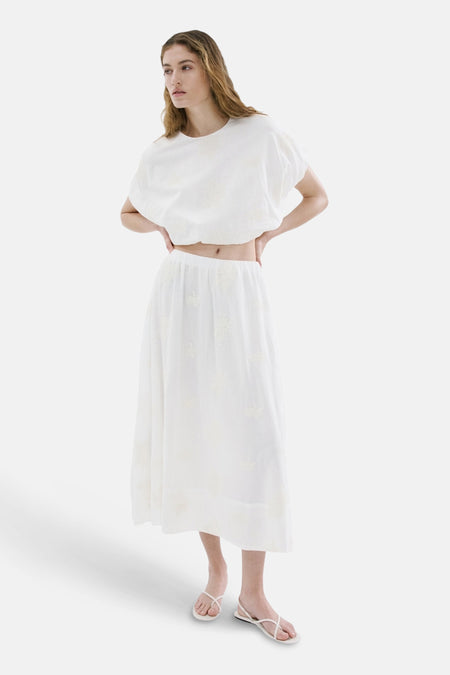 Jupe longue écru de MANGO avec broderie florale subtile.