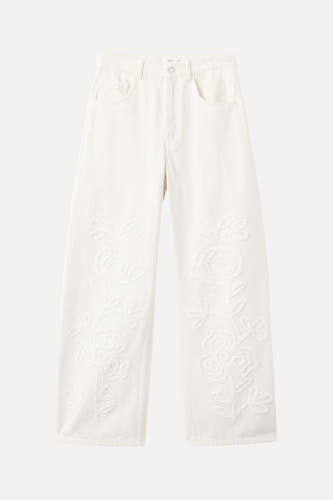 Jean en denim écru de MANGO avec broderies florales ton sur ton et jambes larges.