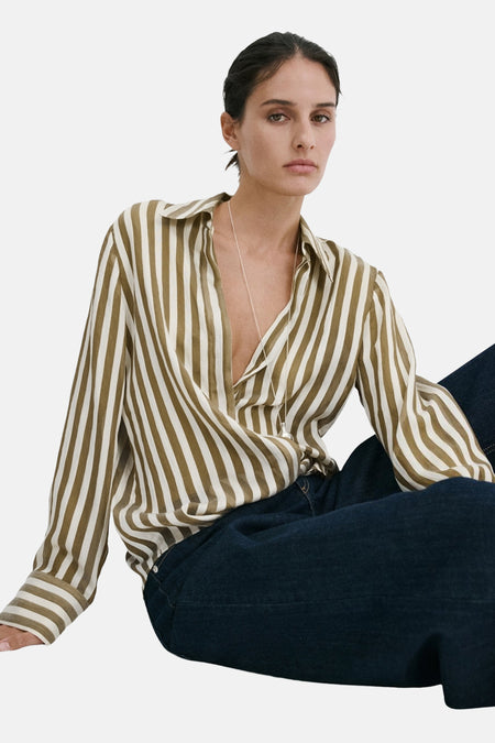 Chemise rayée marron et blanc cassé de MANGO, à manches longues, vue de dos, portée sur un jean bleu foncé.