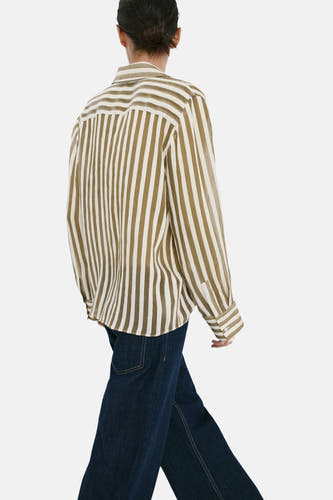 Gestreepte hemd in bruin en gebroken wit van MANGO, met lange mouwen, achterkant gezien, gedragen over donkerblauwe jeans.