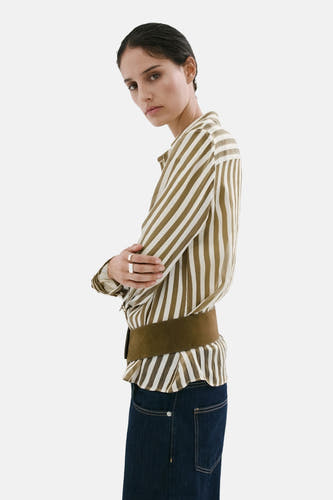 Wit en olijfgroen gestreept hemd van MANGO, gestyled met een brede bruine riem en donkere spijkerbroek.