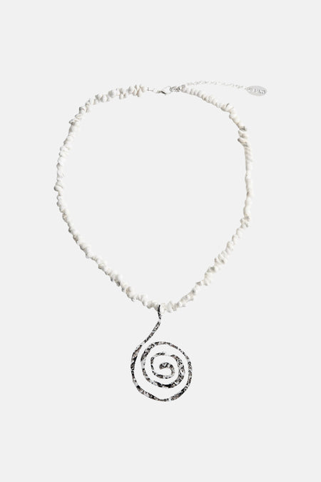 Korte halsketting met witte onregelmatige kralen van MANGO, voorzien van een zilverkleurige spiraal hanger met donker patroon en MNG-tag.