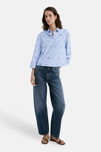Blauwe lange mouwen blouse met fijne strepen en bloemenprint van MANGO, gedragen met donkerblauwe jeans en bruine sandalen, front view