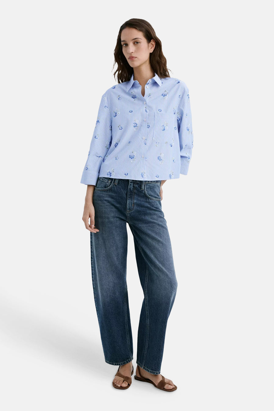 Blauwe lange mouwen blouse met fijne strepen en bloemenprint van MANGO, gedragen met donkerblauwe jeans en bruine sandalen, front view