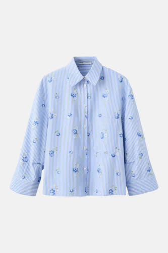 Blauwe blouse met lange mouwen van MANGO, gestreept met bloemenprint, knoopsluiting en borstzakje, front view
