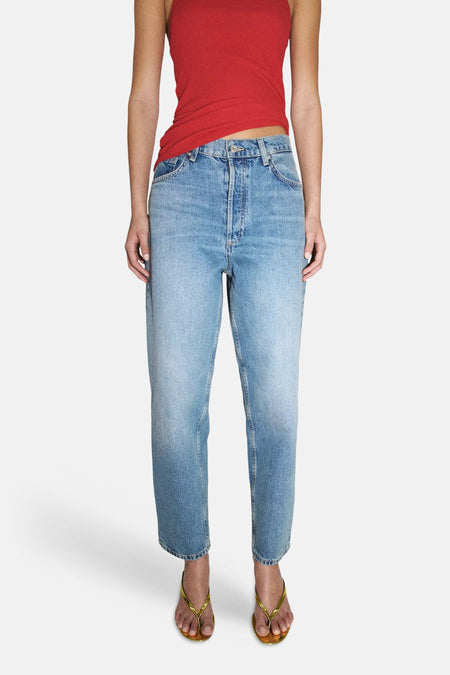 Lichtblauwe mom jeans van denim van MANGO, front view, met hoge taille en slanke pasvorm, gedragen met rode top en gouden sandalen