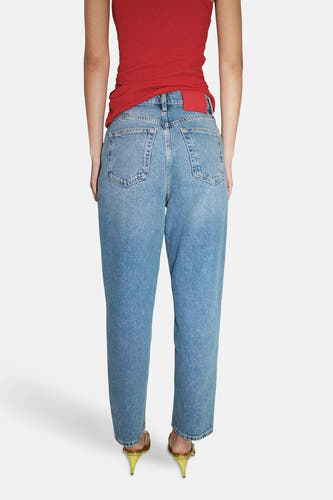 Lichtblauwe mom jeans van MANGO, achterzijde, met klassieke zakken en rechte pasvorm, gedragen met rode top en gouden hakken