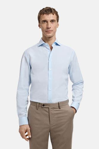 Blauw overhemd met lange mouwen van MANGO, gedragen met een khaki pantalon.