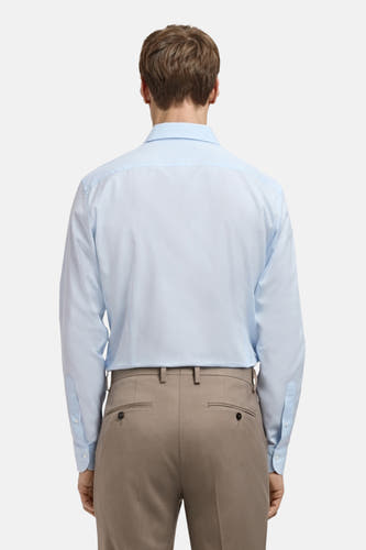 Blauw overhemd met lange mouwen van MANGO, rugaanzicht met beige pantalon.