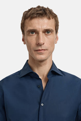 Blauw overhemd met lange mouwen van MANGO, effen kleur en klassieke kraag.
