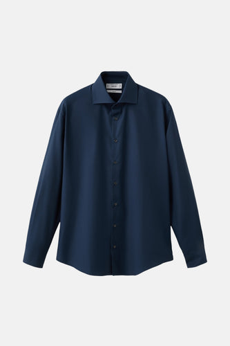 Donkerblauw overhemd met lange mouwen.