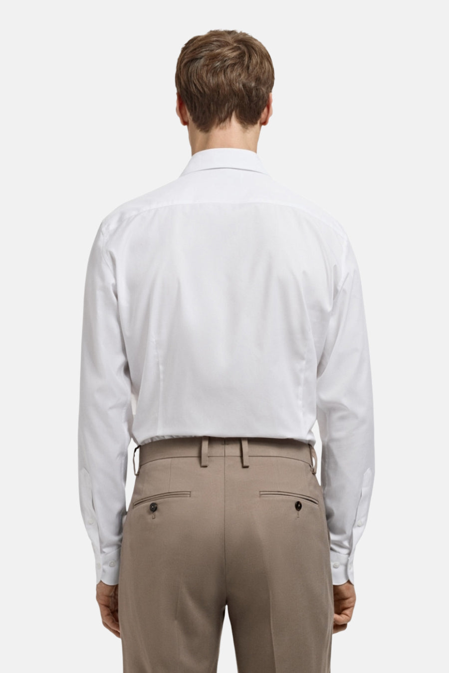 Man in witte overhemd en beige pantalon, achterkant.