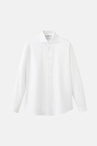 Wit, linnen overhemd met lange mouwen.
