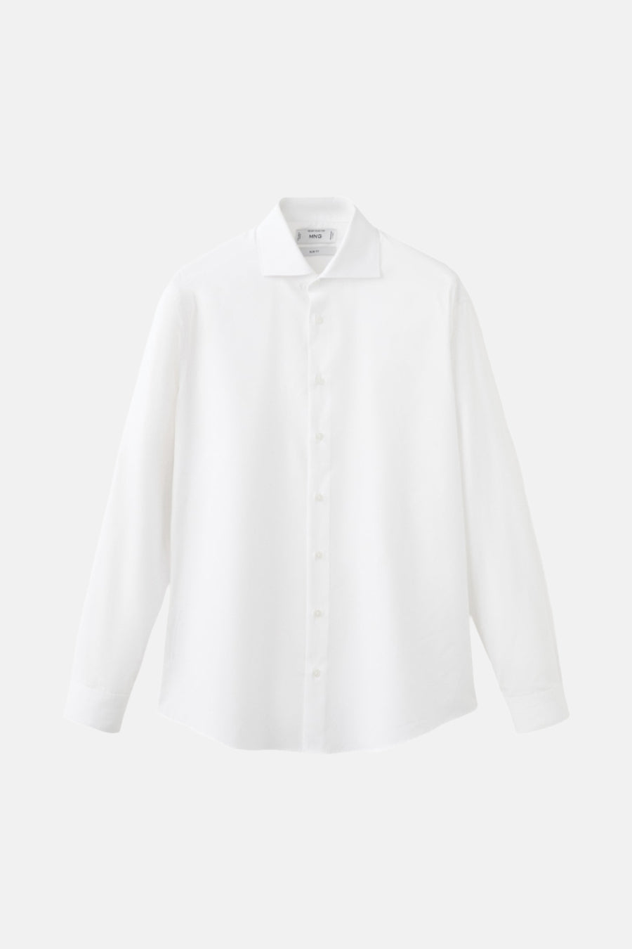 Wit, linnen overhemd met lange mouwen.
