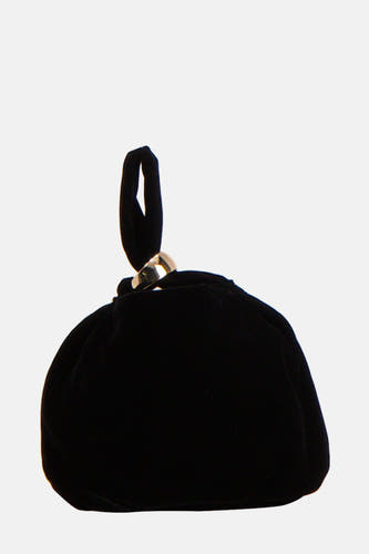 Sac à main noir de MANGO, avec un détail de bague d'or et une texture douce et lisse.