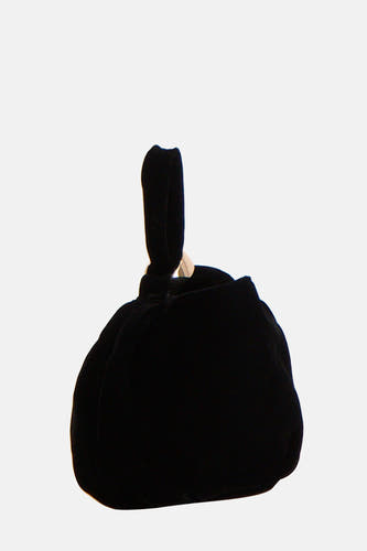Sac à main noir de MANGO, avec une texture velours et un court manche arrondi.